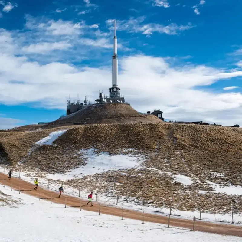 Le sommet enneigé du puy de Dôme et son antenne, vu du sentier