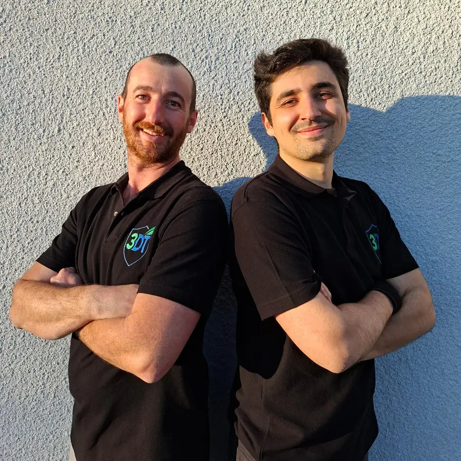 Les deux cogérants de Derateam 3D en polo de l'entreprise, adossés l'un à l'autre
